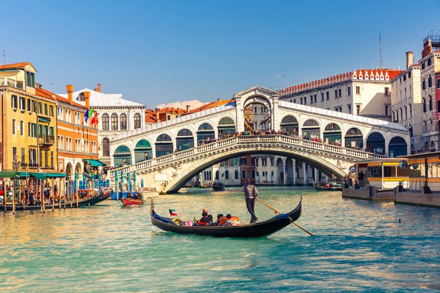 Le colorate vie storiche di Lisbona con il fiume Tejo sullo sfondo.