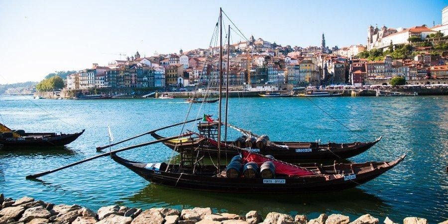 Tradizionali imbarcazioni in legno adibite al trasporto del vino Porto, ormeggiate sul fiume Duero a Porto
