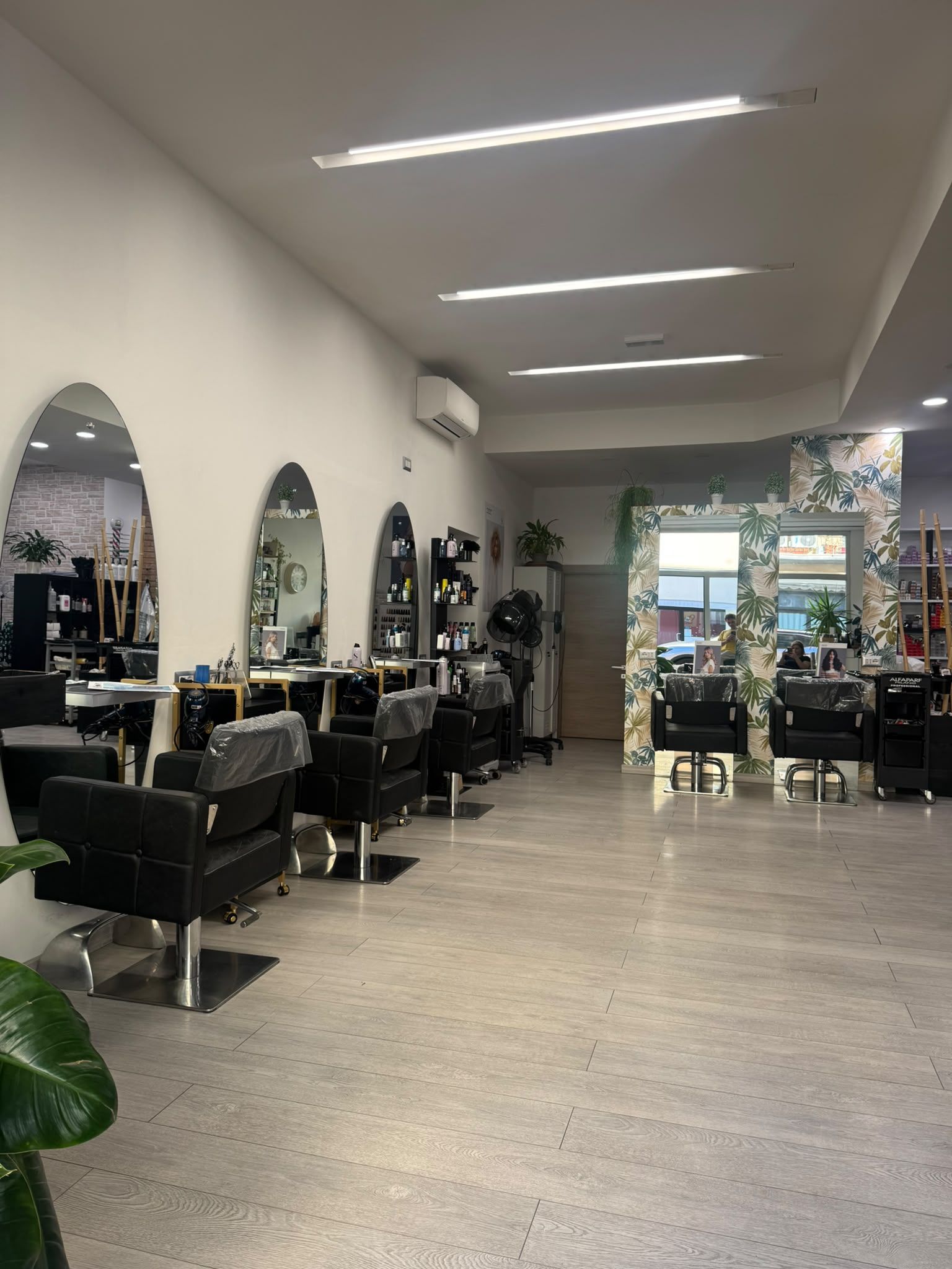 Interno del salone di parrucchiere