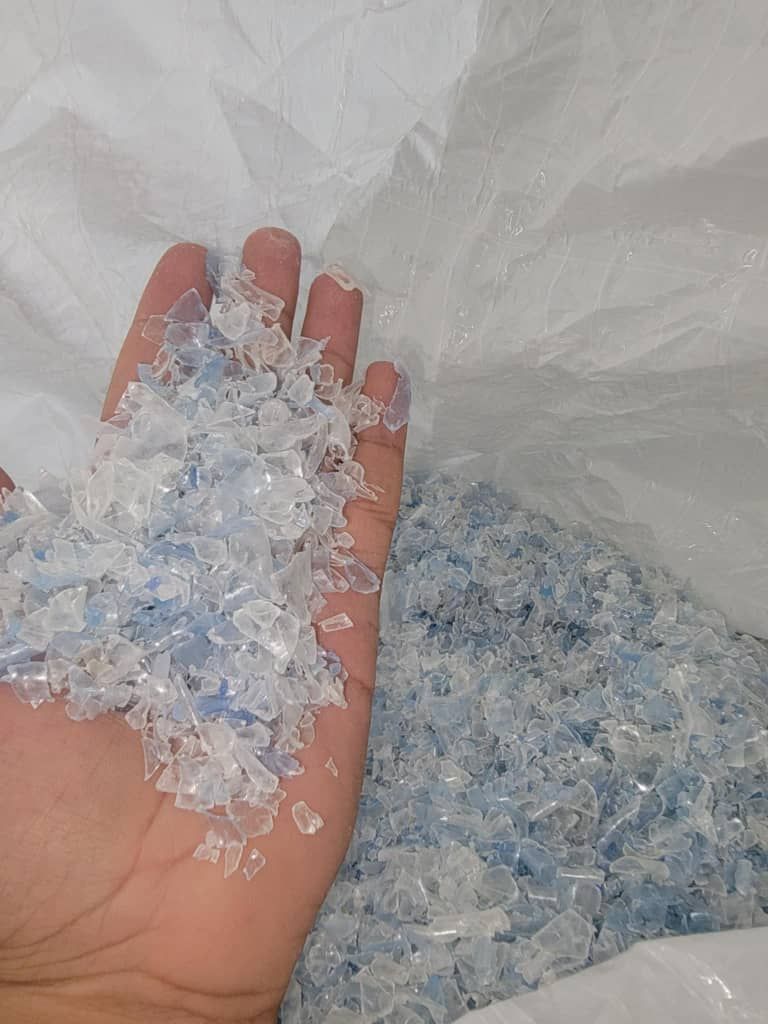 Flakes PET bleu clair avant recyclage par industriels