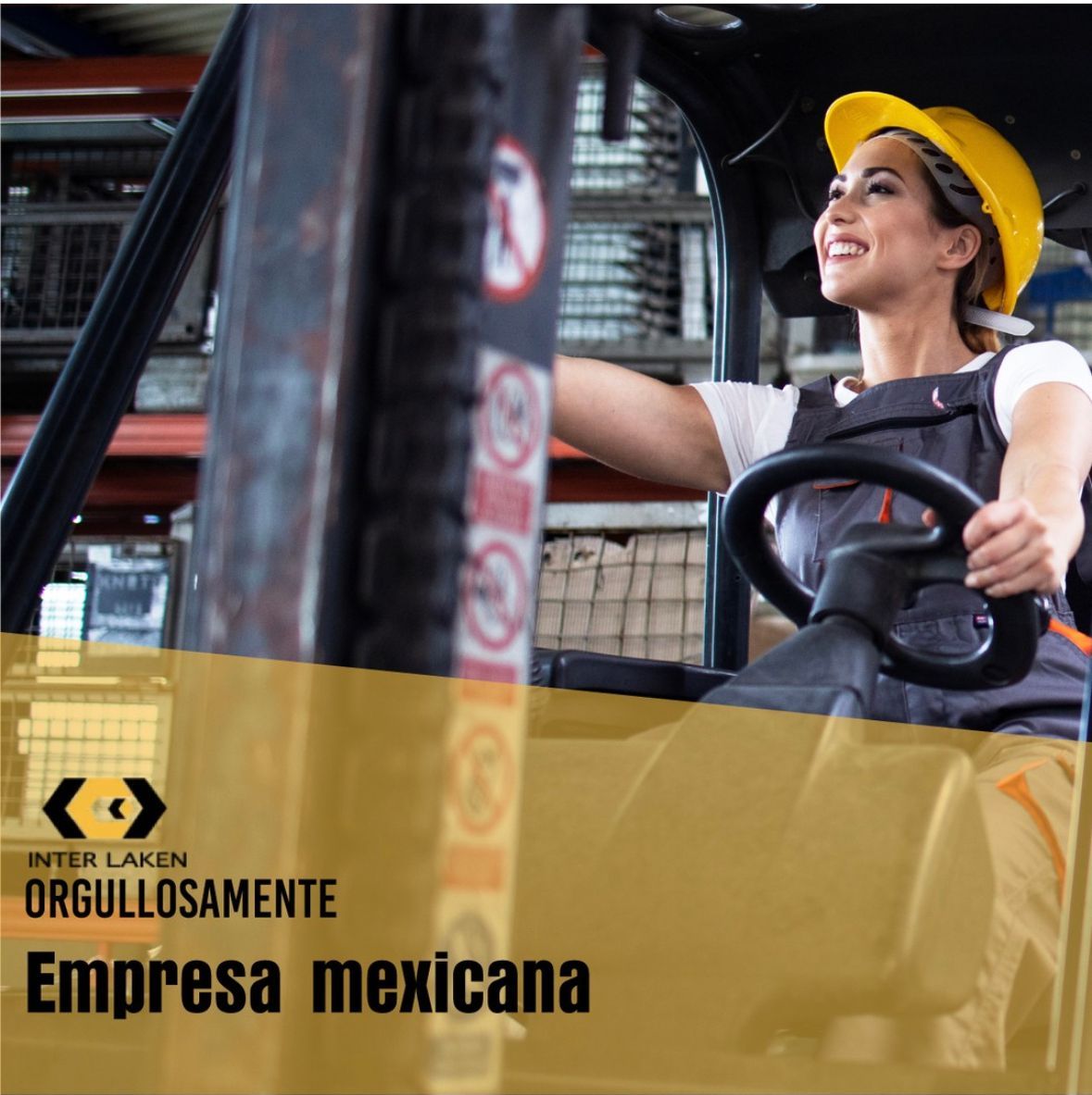 Una mujer con un sombrero amarillo conduce un montacargas