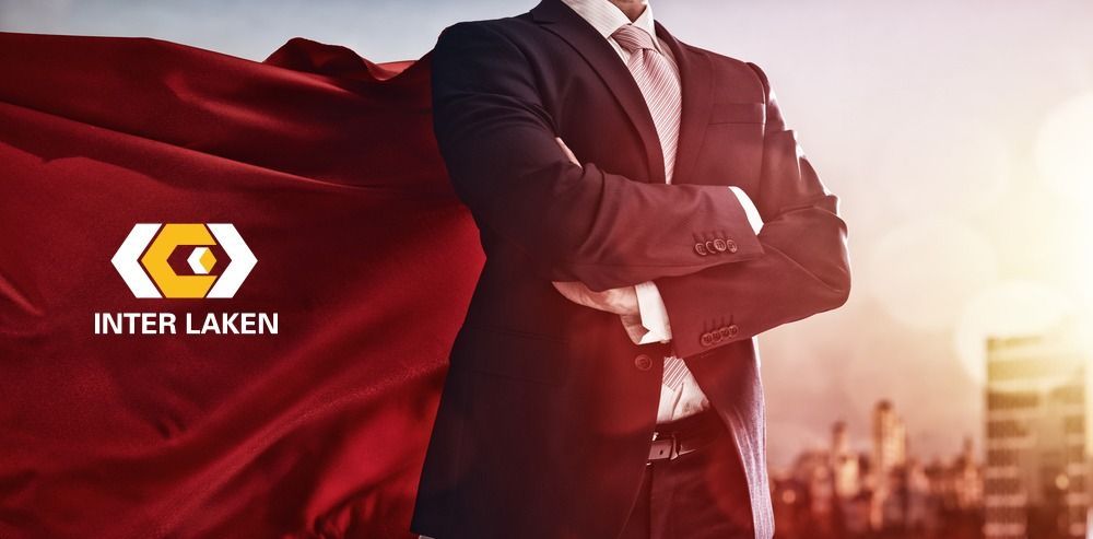 Un hombre con traje y corbata está de pie con los brazos cruzados.