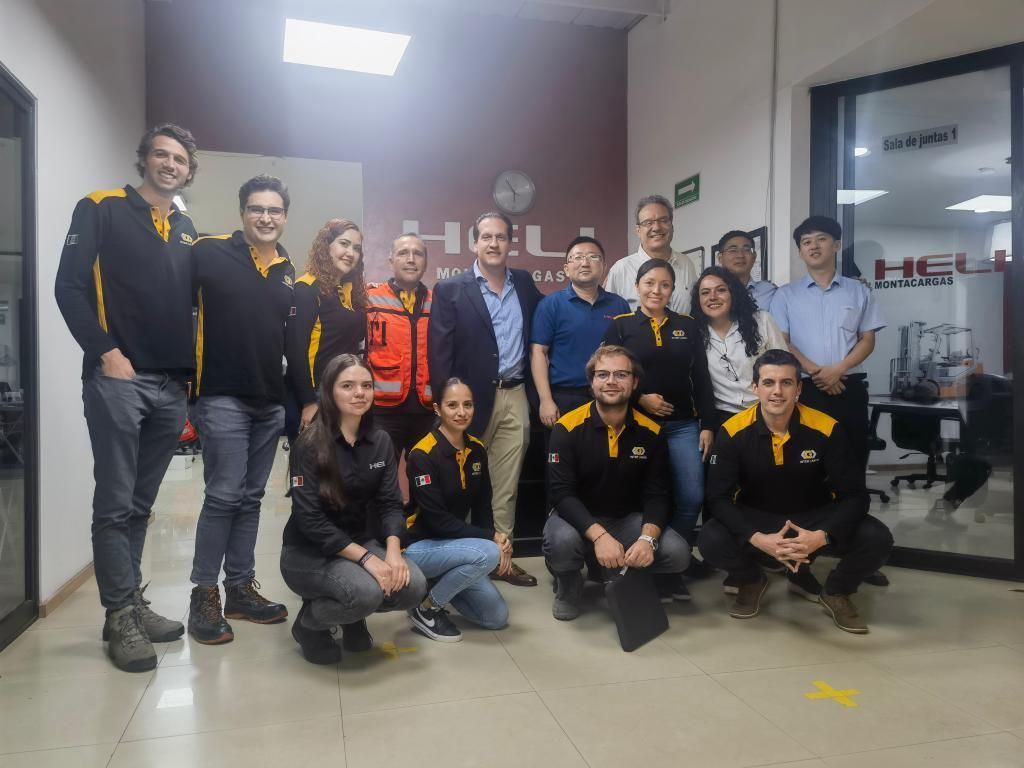 Un grupo de personas posan para una fotografía en una habitación.