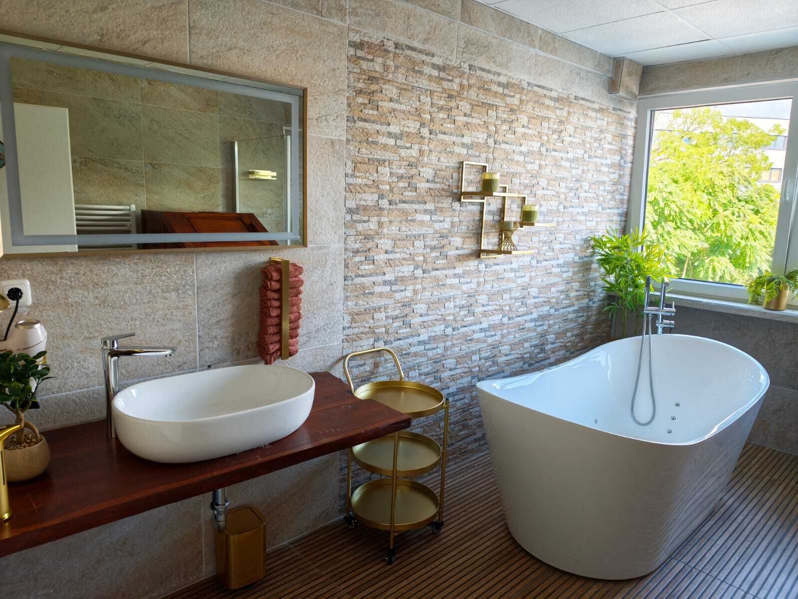 Modernes Badezimmer mit einer weißen freistehenden Badewanne, einem Aufsatzwaschbecken