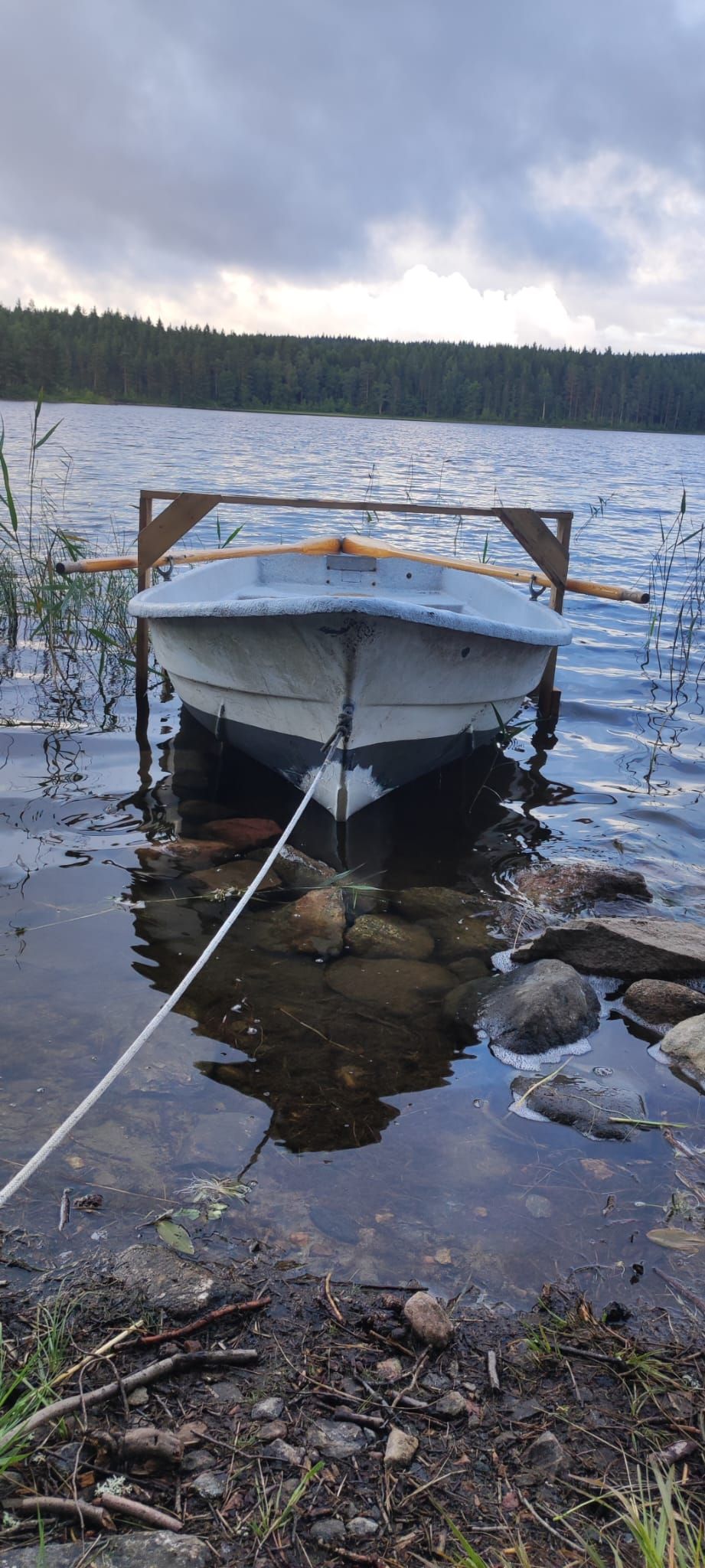 Roeiboot als metafoor voor een leven in rust en balans. Met zicht op je verleden peddelen naar de toekomst.
