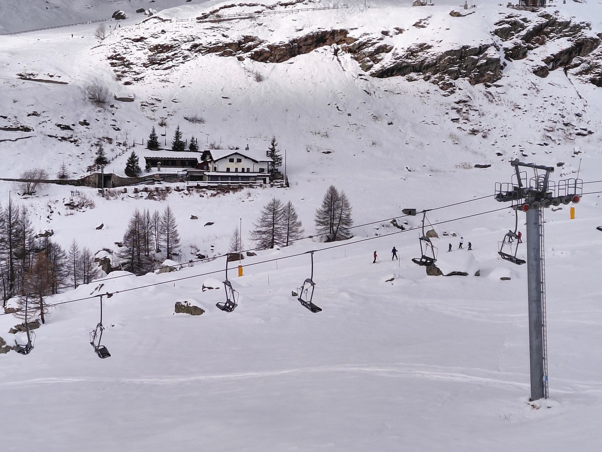 In the front of the picture is a ski lift, in the back we can see the house where Wisiani and La Tigre are located