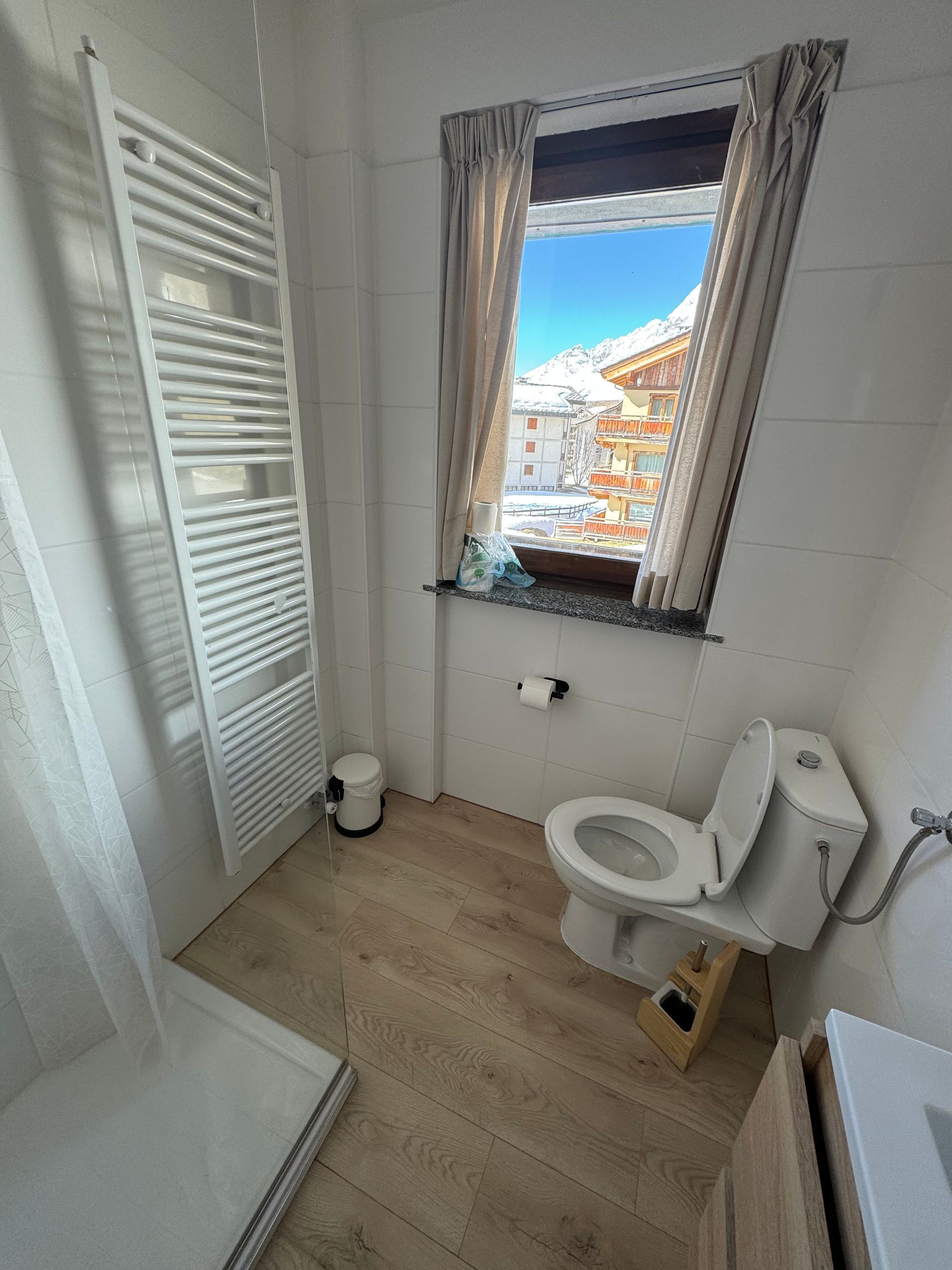 Bathroom seeing the mountain view