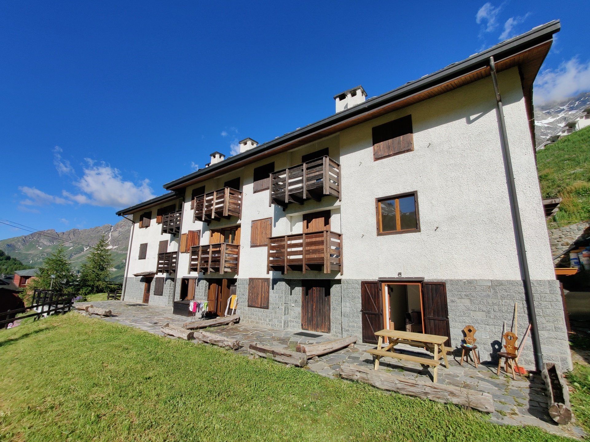 Front of the house where Elena, Bassi and Sanny are located
