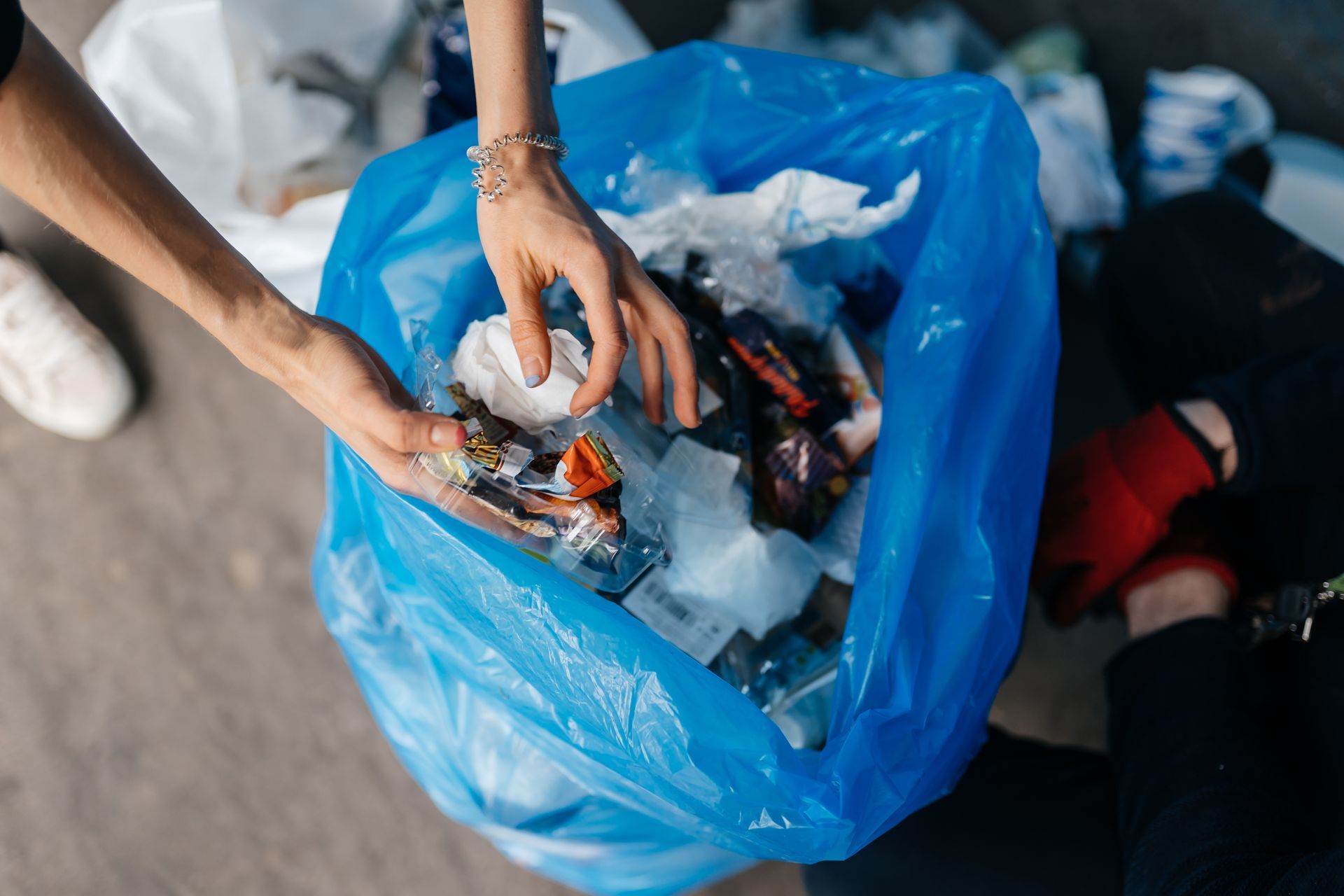 Una bolsa azul de basura para reciclaje, colocada sobre el suelo. Una bolsa azul de basura para reciclaje, colocada sobre el suelo.