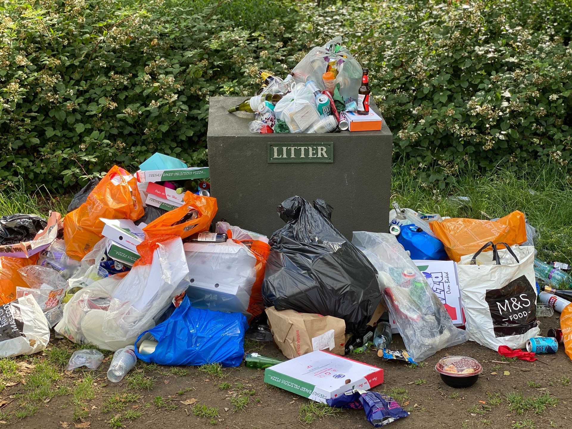 Uso incorrecto de los contenedores de basura