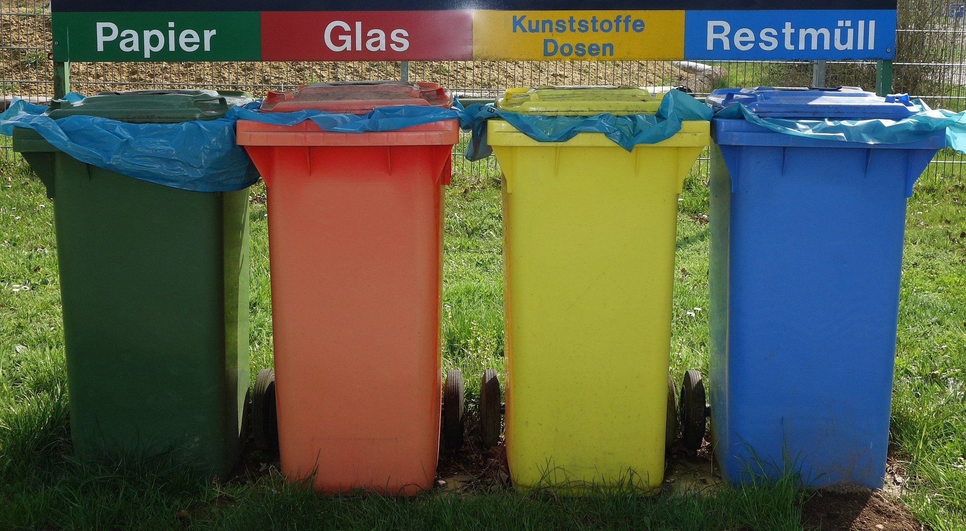 Basura separada con botes de colores Basura separada con botes de colores