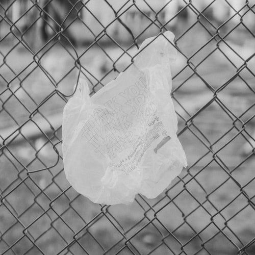Bolsas de basura contaminando calles