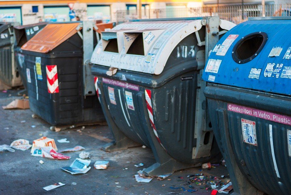 basura tirada, desperdicios en calle basura tirada, desperdicios en calle