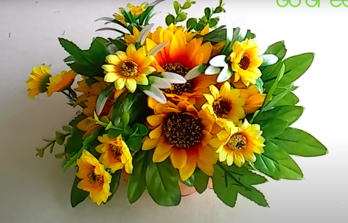 Ideas para reusar botellas de plástico para adornos de mesa con flores artificiales Ideas para reusar botellas de plástico para adornos de mesa con flores artificiales