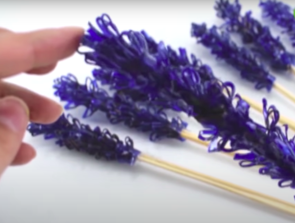 Flores de lavanda con botella de plástico reusable Flores de lavanda con botella de plástico reusable