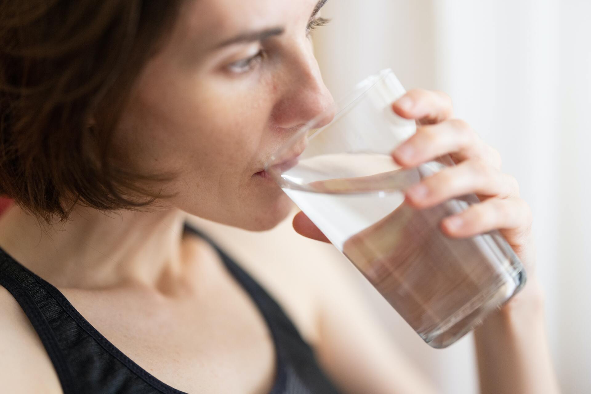 mujer bebiendo agua potable en vaso de vidrio mujer bebiendo agua potable en vaso de vidrio