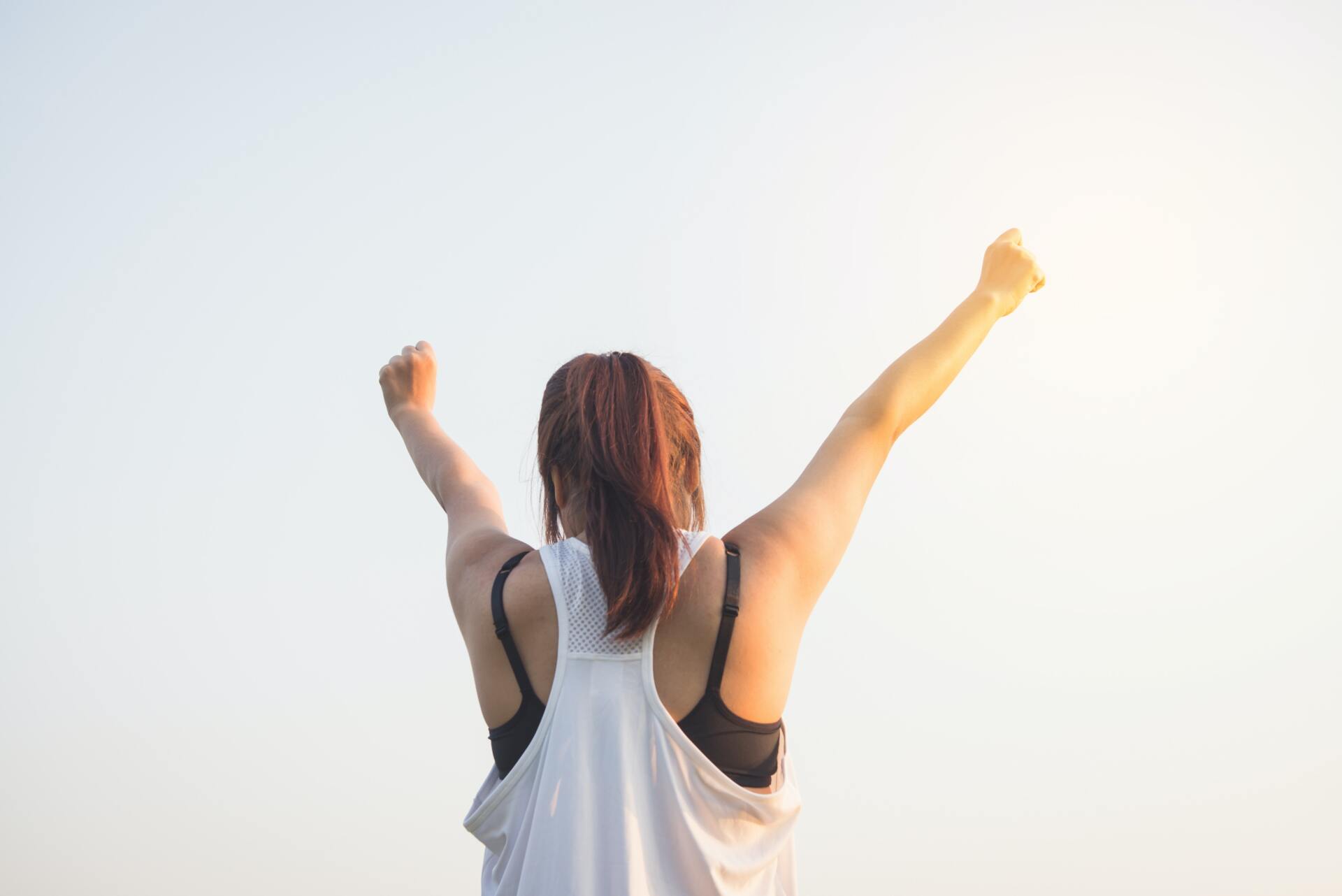 mujer vestida de blanco y negro realizando deporte al aire libre mujer vestida de blanco y negro realizando deporte al aire libre