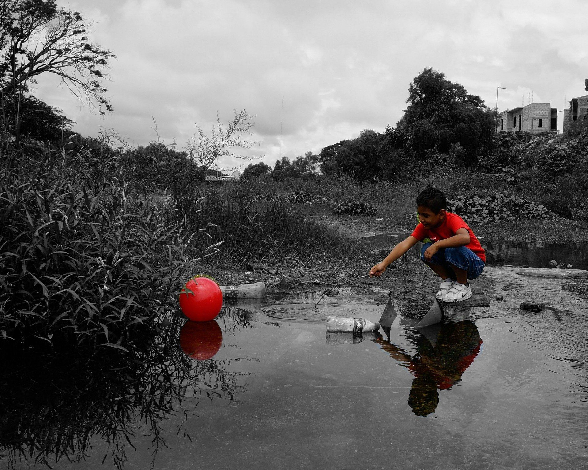 Niño jugando con bote de basura en Latinoamérica Niño jugando con bote de basura en Latinoamérica