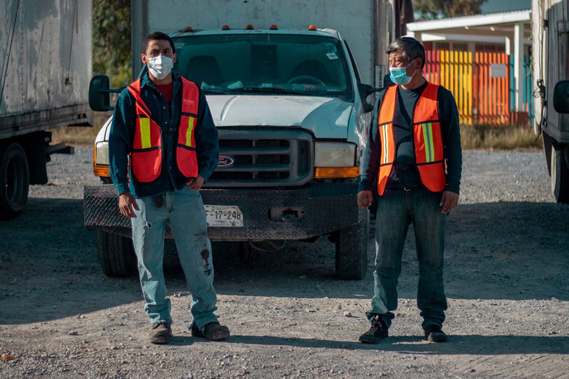 Trabajadores en la recolección de basura enfrente de camión Trabajadores en la recolección de basura enfrente de camión