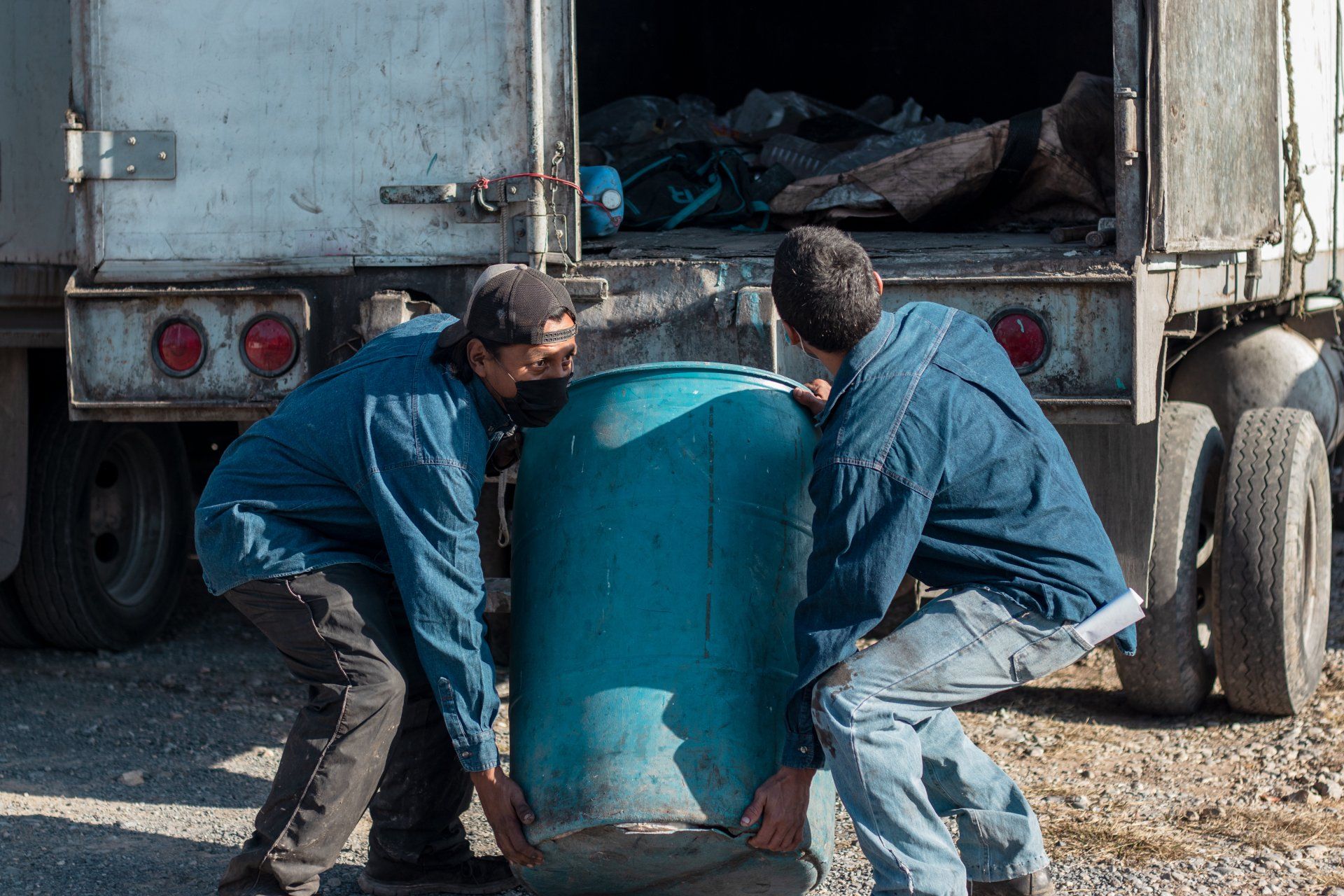 Trabajadores de Seredecom vaciando deshechos en camión recolector de basura Trabajadores de Seredecom vaciando deshechos en camión recolector de basura