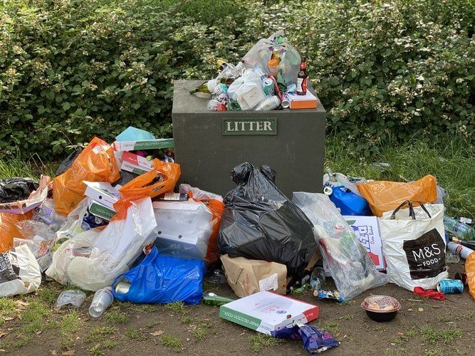 Bolsas de basura contaminando calles