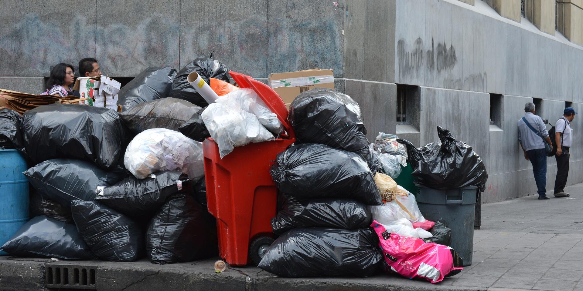 Residuos sólidos en acumulados en la calle Residuos sólidos en acumulados en la calle
