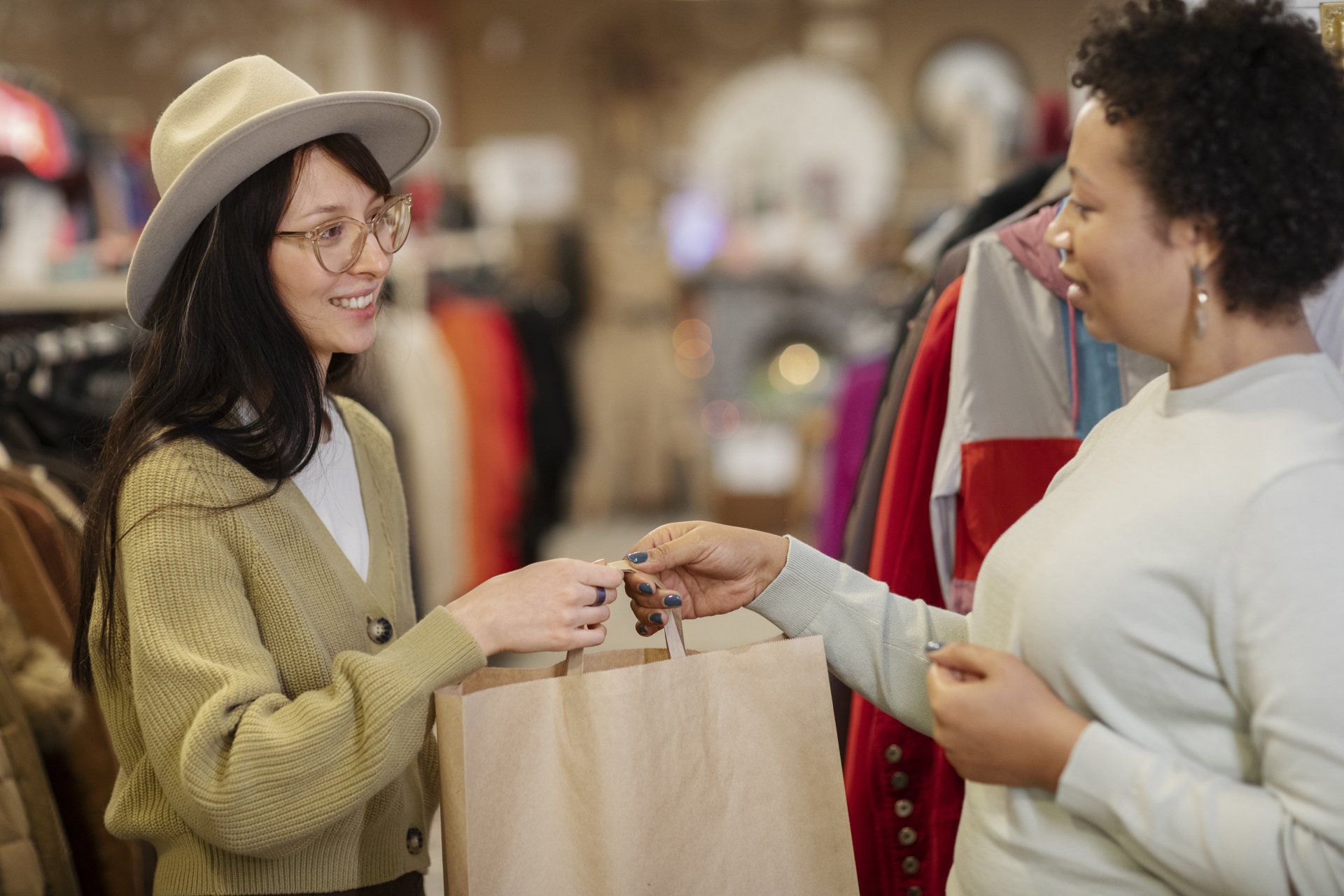 Amigas de compras en el mercado de segunda mano
