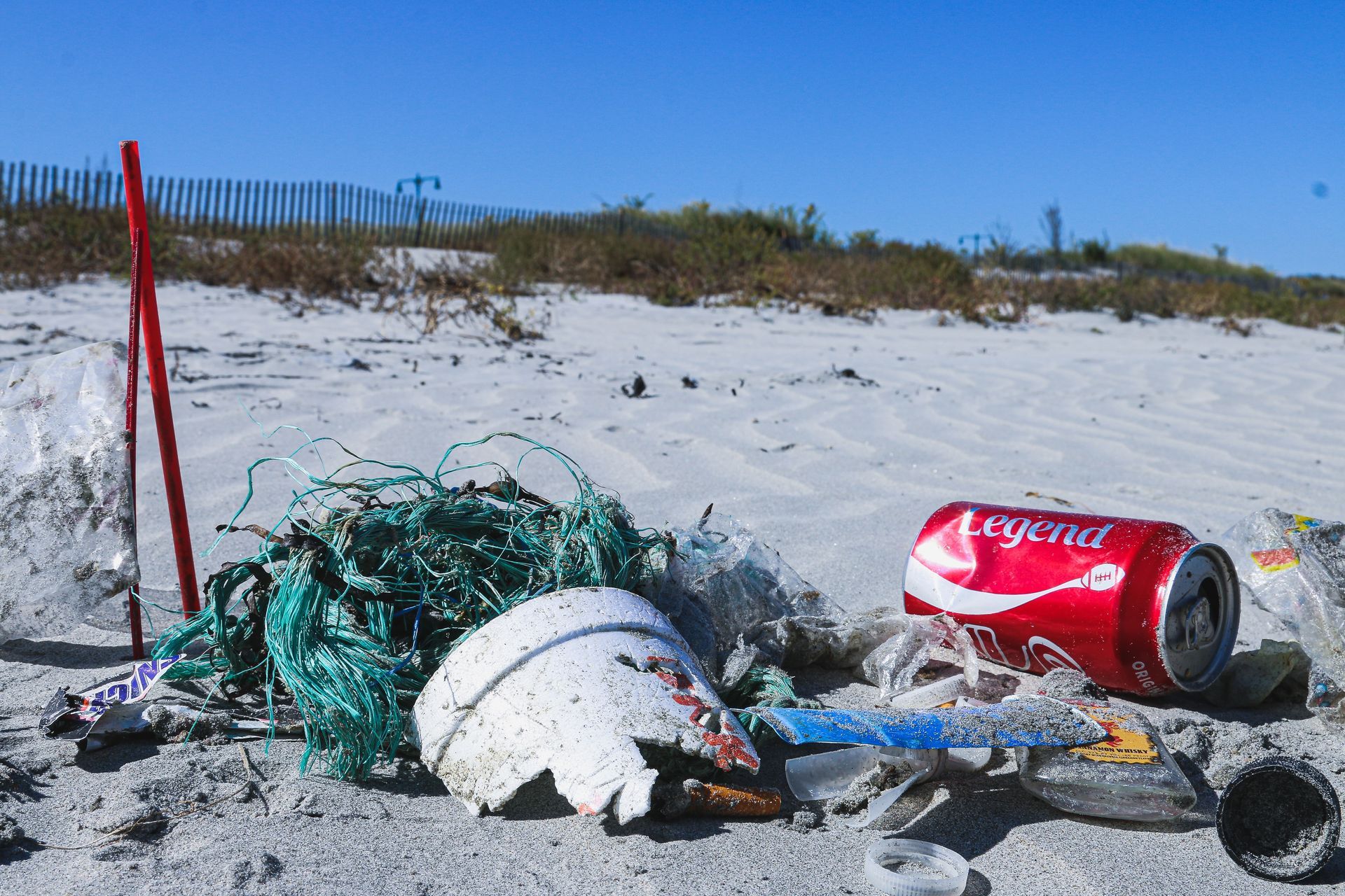 contaminación por plástico atascada en una red en la playa contaminación por plástico atascada en una red en la playa