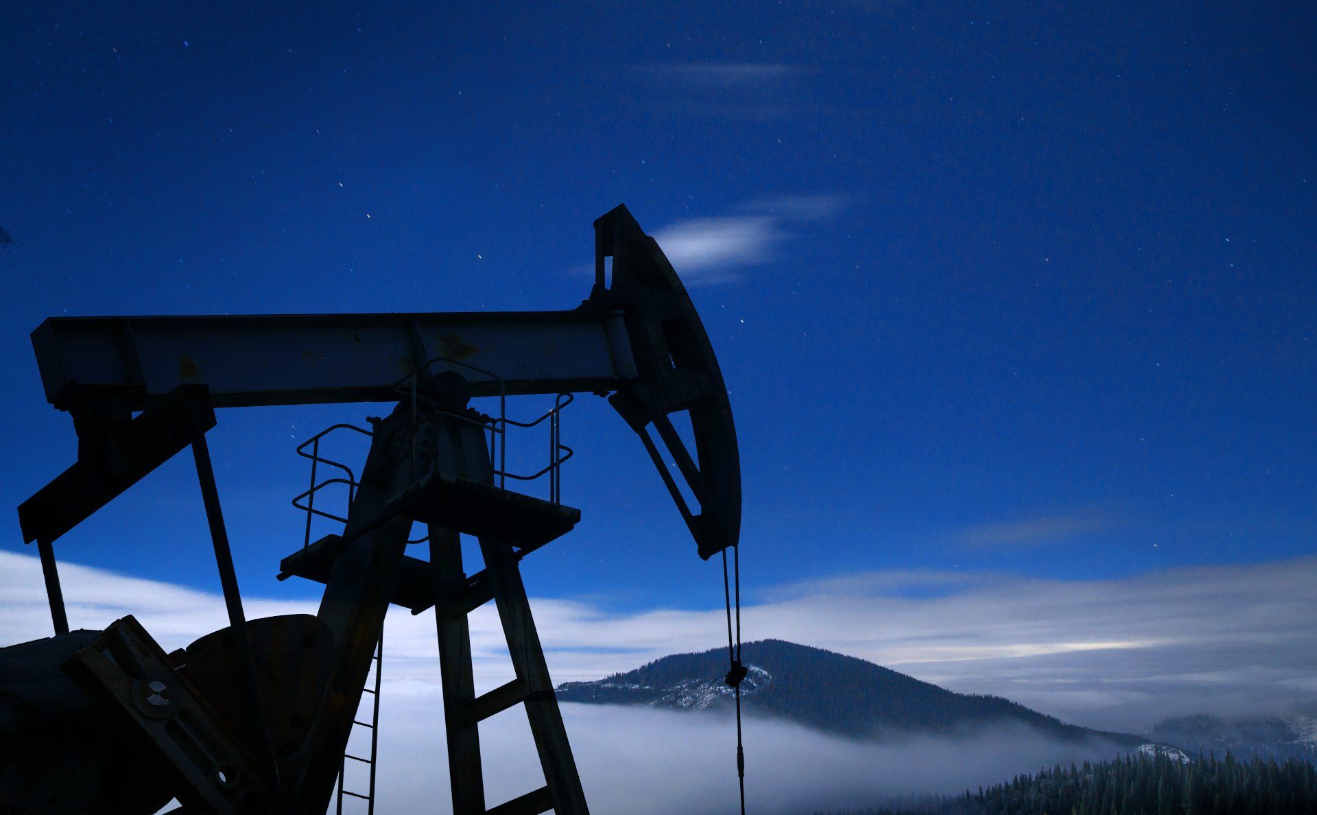 Silueta de la bomba de aceite en la noche Silueta de la bomba de aceite en la noche
