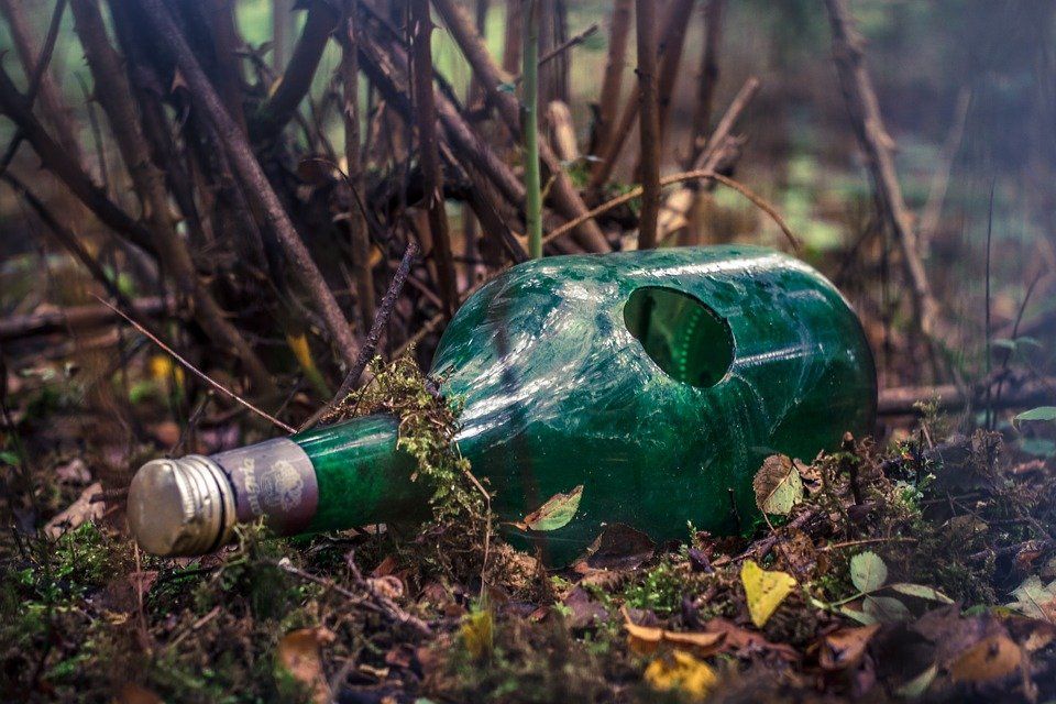 Acumulación de basura en escuelas abandonadas Acumulación de basura en escuelas abandonadas