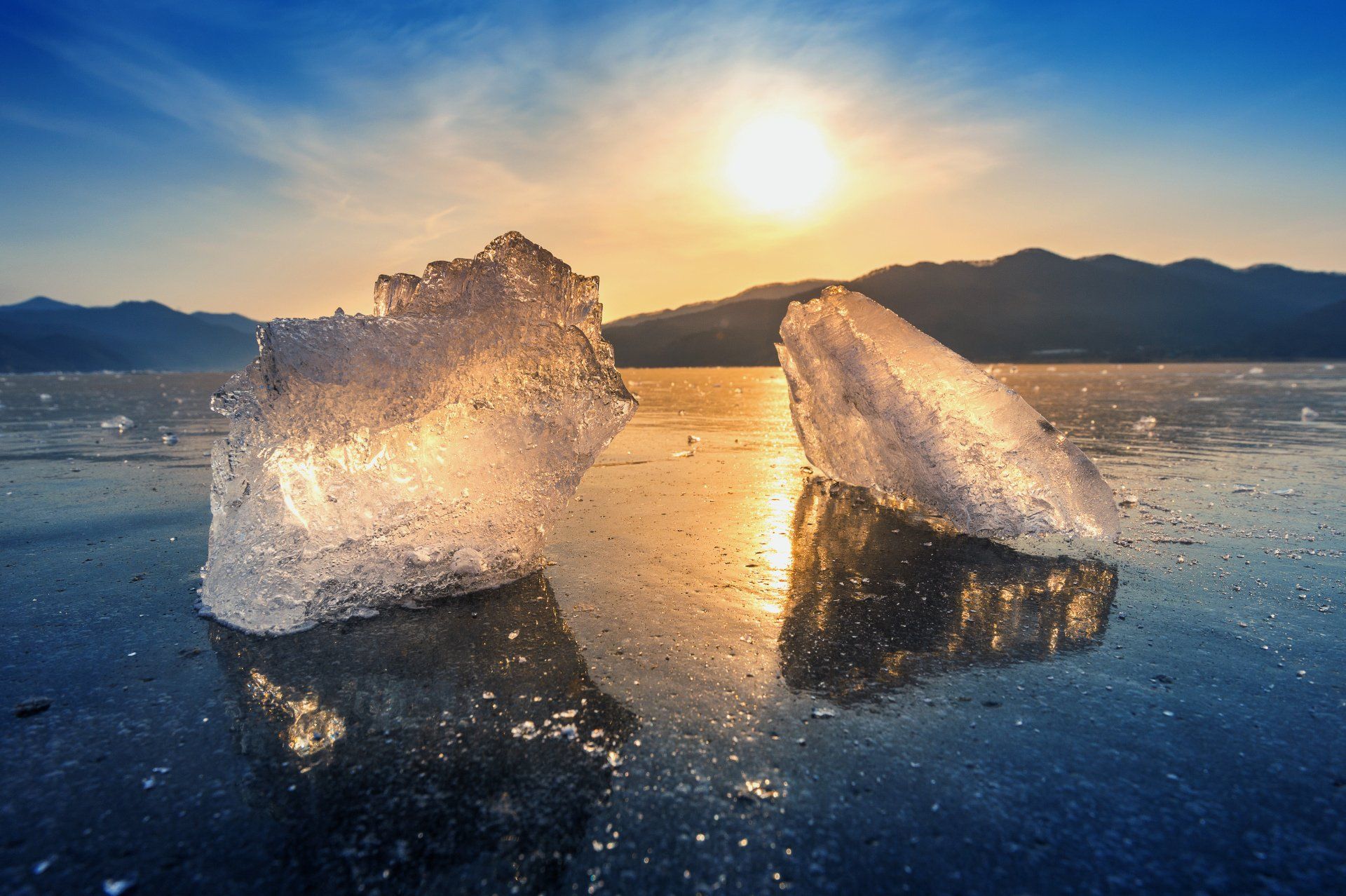 Trozo de hielo muy grande y hermoso al amanecer en invierno Trozo de hielo muy grande y hermoso al amanecer en invierno