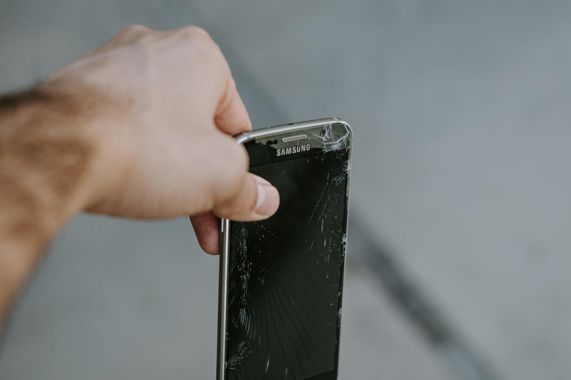 celular roto siendo tirado a la basura celular roto siendo tirado a la basura