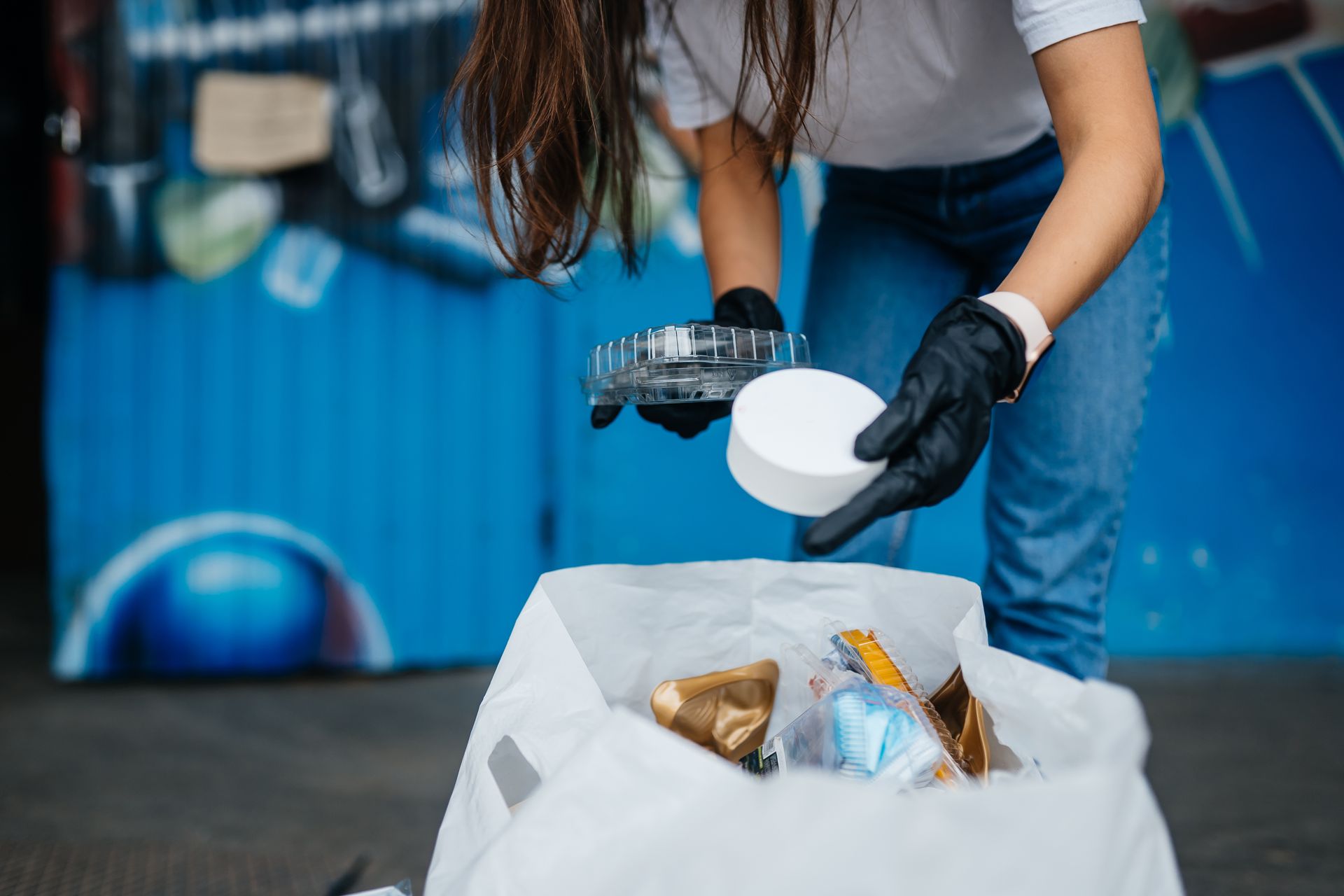 mujer de recolección de basura municipal separando la basura mujer de recolección de basura municipal separando la basura