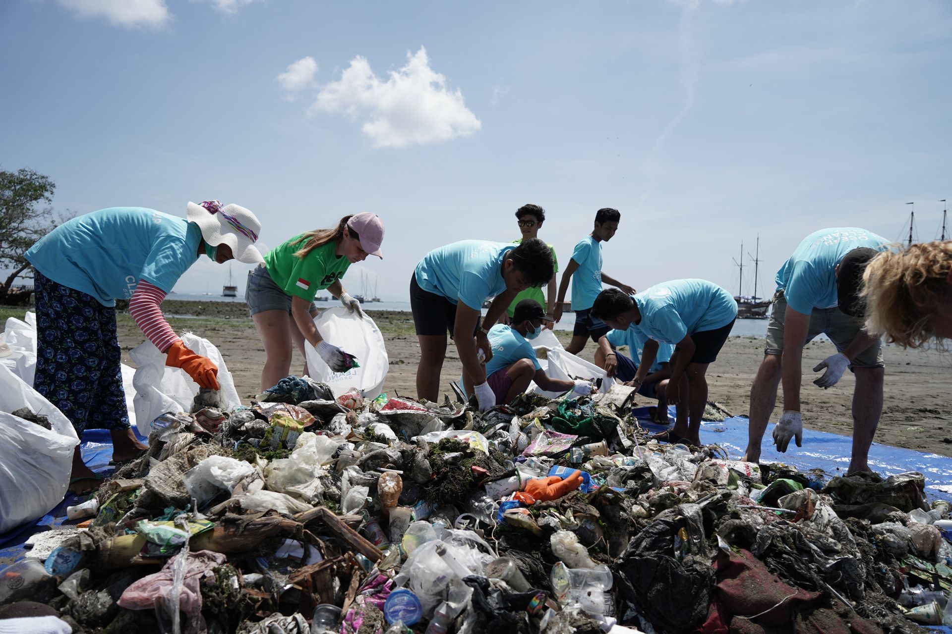 comunidad ayudando a reciclar la basura sostenible