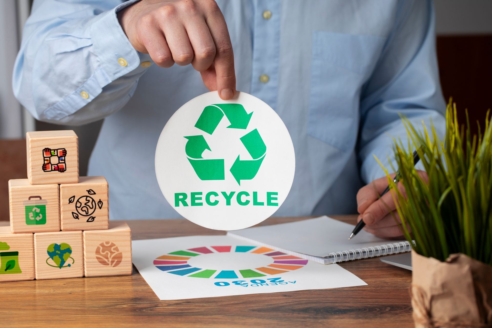 hombre diseñando un plan de reciclaje hombre diseñando un plan de reciclaje