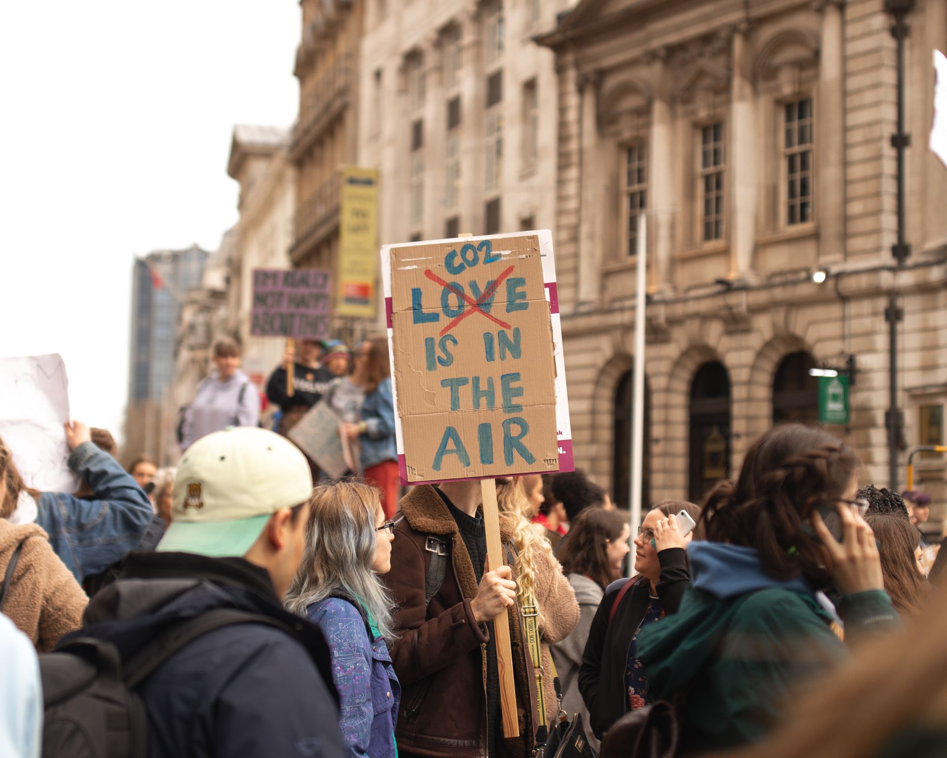 jóvenes y adolescentes manifestantes para frenar el cambio climático jóvenes y adolescentes manifestantes para frenar el cambio climático