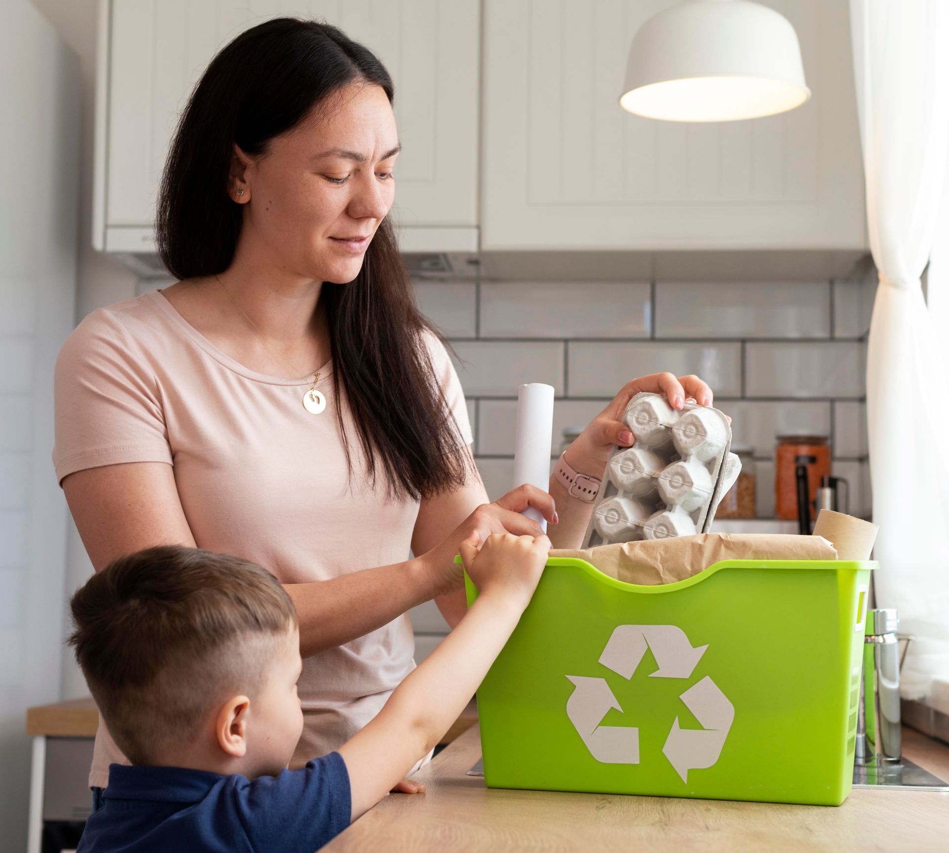 mamá e hijo cuidando el medio ambiente mamá e hijo cuidando el medio ambiente