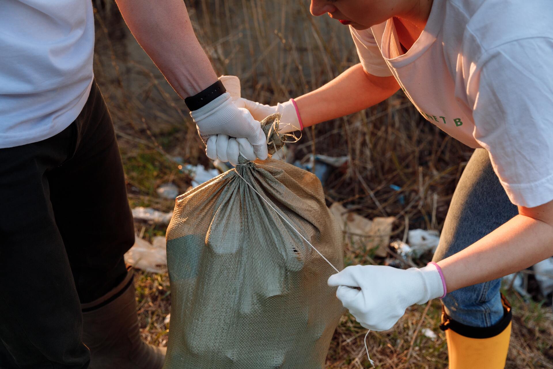 Manejo de residuos sólidos: dos mujeres recogiendo basura