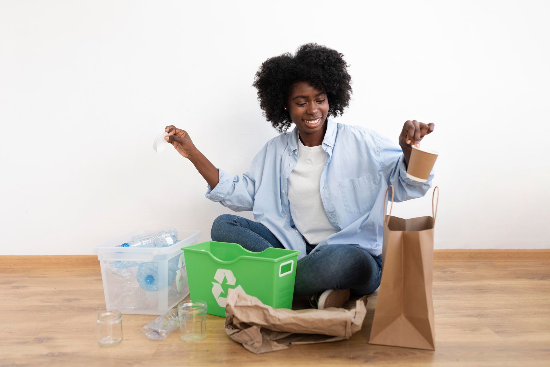 mujer reduciendo su producción basura en casa mujer reduciendo su producción basura en casa