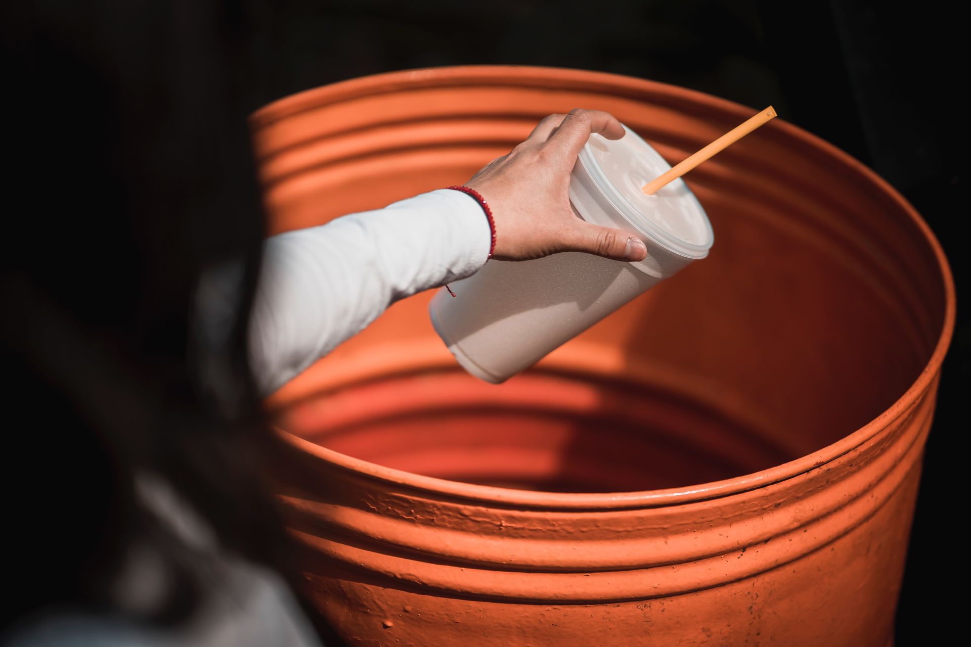 mujer practicando la gestión de basura sostenible