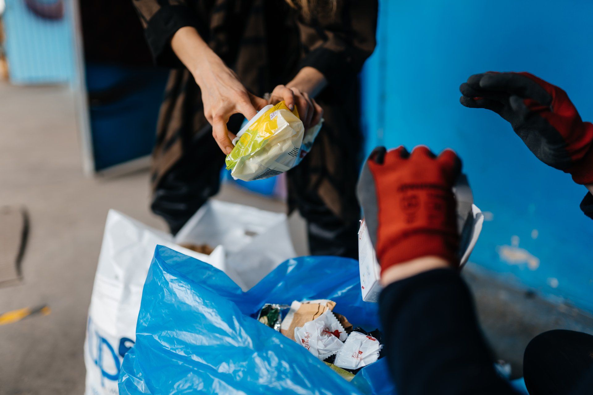 Da consejos para que los clientes entiendan cómo usar el depósito de basura  Evitar el involucramiento directo en la utilización apropiada de los depósitos es un error que muchas empresas cometen. Incluso si nosotros y nuestro personal nos hemos capacitado, es probable que nuestro cliente no. Y es aquí donde inicia una nueva tarea.   Mientras que concientizar plantea la voluntad para que los clientes se involucren, las instrucciones marcan la pauta para tomar acción. Por lo tanto, y al contrario de la concientización, nuestras instrucciones deben ser lo más claras y concisas posibles.   Por supuesto, en la mayoría de los casos, nuestro personal no podrá dar indicaciones a cada cliente en cada momento. Lo más conveniente será disponer recursos impresos o digitales para que las personas sepan qué depósito deben utilizar según la ocasión.   Aunado al uso de contenedores por color, puedes añadir ilustraciones o palabras clave para indicar el destino de ciertos residuos. Los medios audiovisuales, sean presenciales o en línea, también son una excelente forma de continuar involucrando a la concienciación de las personas.  Muestra imágenes o videos de cómo usar el depósito de basura correctamente  Integrar pantallas en puntos estratégicos de nuestra empresa es un recurso que se ha utilizado durante años. Gracias a esto, su uso se ha diversificado. Hoy día, podemos encontrarnos desde promociones en torno a la marca, y a su vez, entretenimiento.   Es mediante estos recursos tecnológicos que contamos con la oportunidad de instruir y mejorar los hábitos de gestión de basura de nuestra clientela. Algunos ejemplos de ubicación ideal son las salas de espera y los espacios públicos de mucho tránsito peatonal.   Desde luego, dichos esfuerzos no deben restringirse a los espacios físicos con los que cuenta nuestra empresa. Los canales de la  marca como las redes sociales son sitios ideales para publicar videos, infografías o podcasts con información extendida.    Otra opción es aprovechar herramientas tecnológicas como la Realidad Virtual, la Realidad Aumentada o los empaques conectados. Mediante un código QR puedes redirigir a tus clientes a un sitio web donde ahondes más en el tema de la separación de residuos.    Si quieres garantizar que tus seguidores aprendan sobre el correcto uso de los depósitos de basura, procura cumplir estos tres puntos: 1) Impulsa la investigación y procura asesorarte, 2) Asegúrate que tus recursos pasen por revisiones; y 3) Resuelve las dudas planteadas.