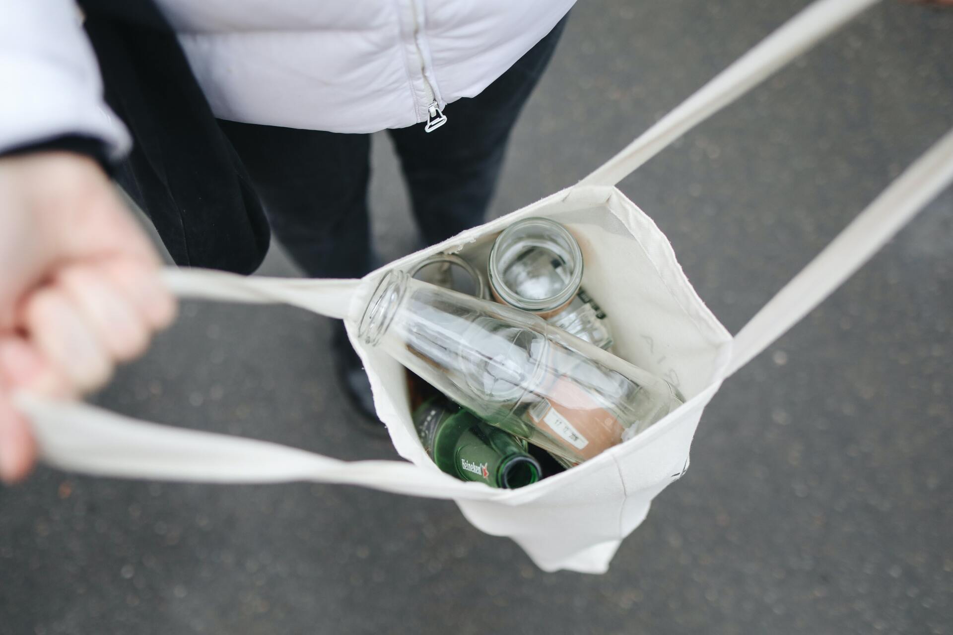 mujer utilizando productos reutilizables para proteger al medio ambiente