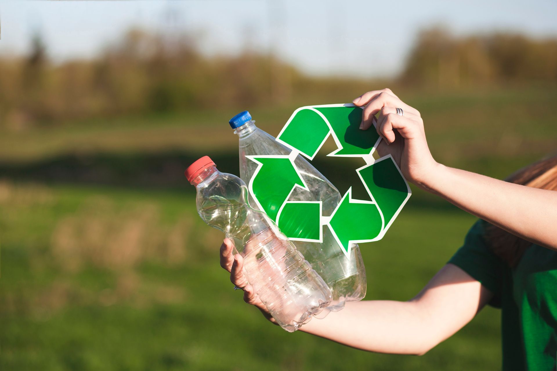 mujer con botella de pet en manos con símbolo de reciclaje mujer con botella de pet en manos con símbolo de reciclaje
