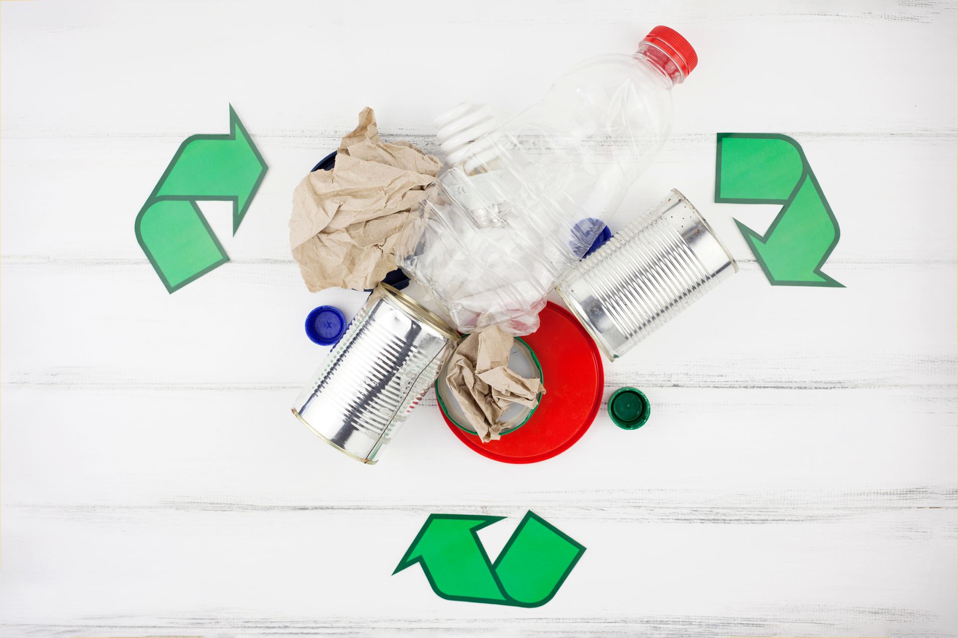 collage que representa la economía circular  y la gestión de residuos 