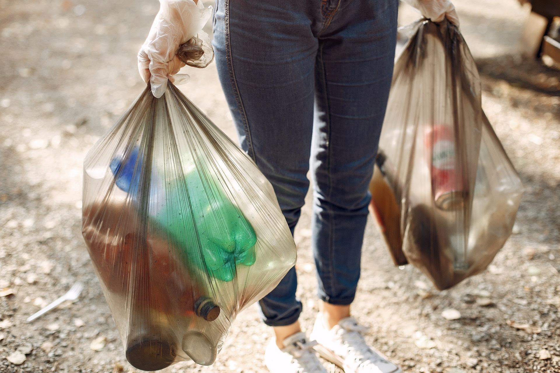 mujer recolectado basura para reducir los residuos mujer recolectado basura para reducir los residuos