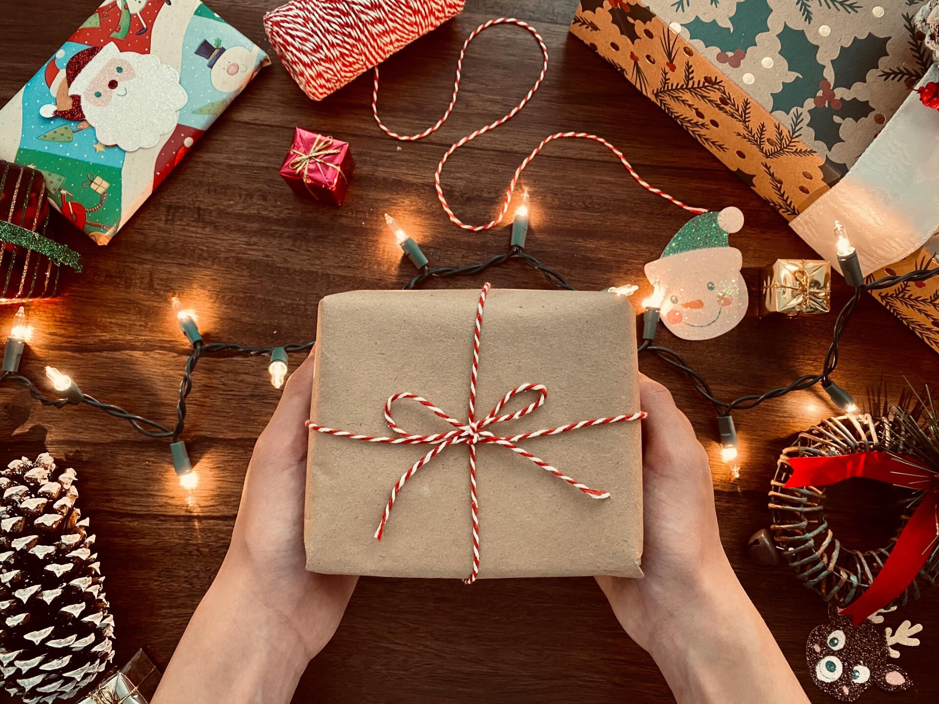 persona envolviendo regalo en papel ecológico para limitar la basura en navidad persona envolviendo regalo en papel ecológico para limitar la basura en navidad
