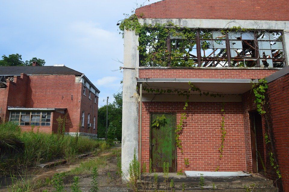 Acumulación de basura en escuelas abandonadas Acumulación de basura en escuelas abandonadas
