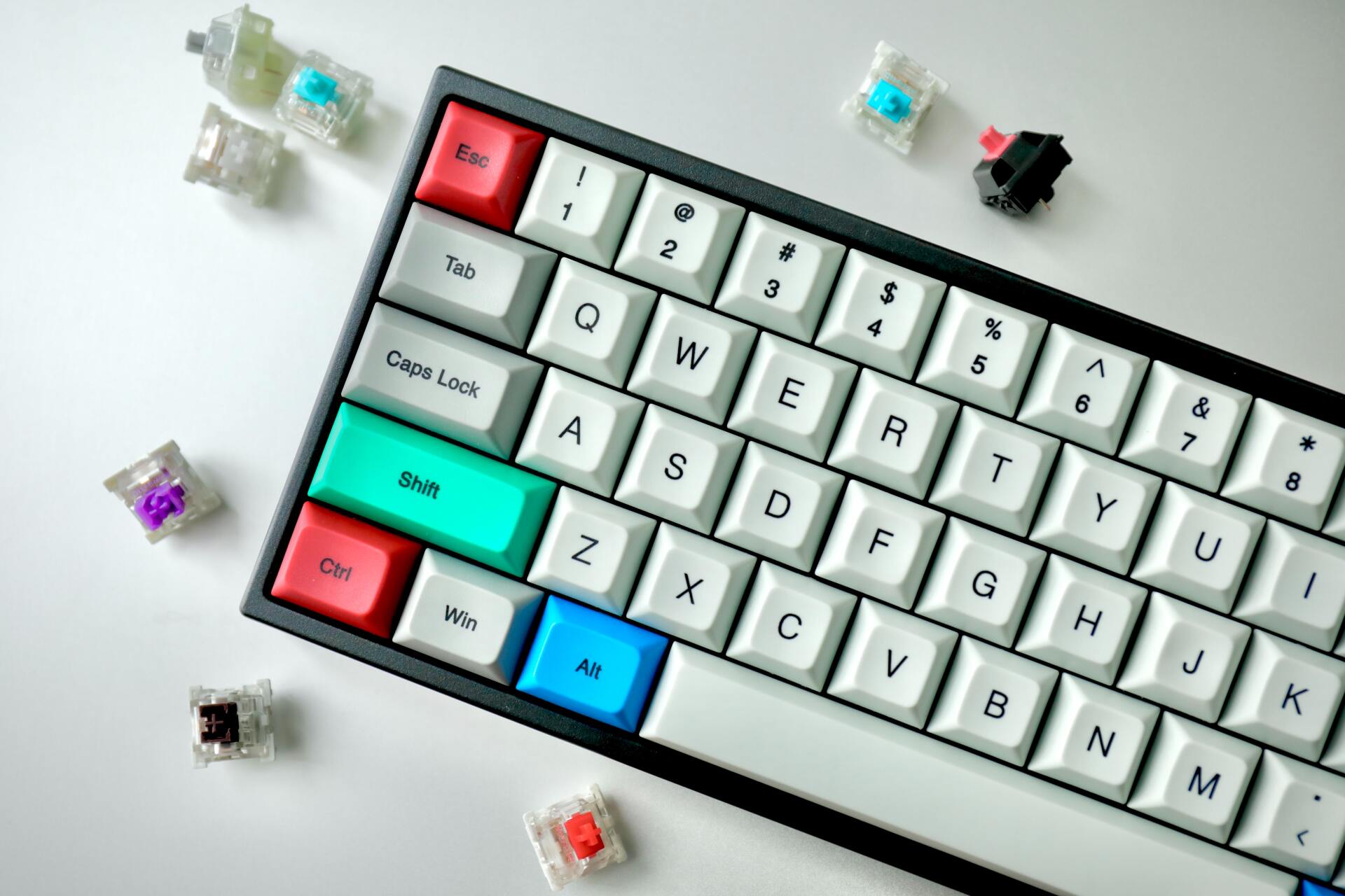 teclado de computadora de colores roto teclado de computadora de colores roto