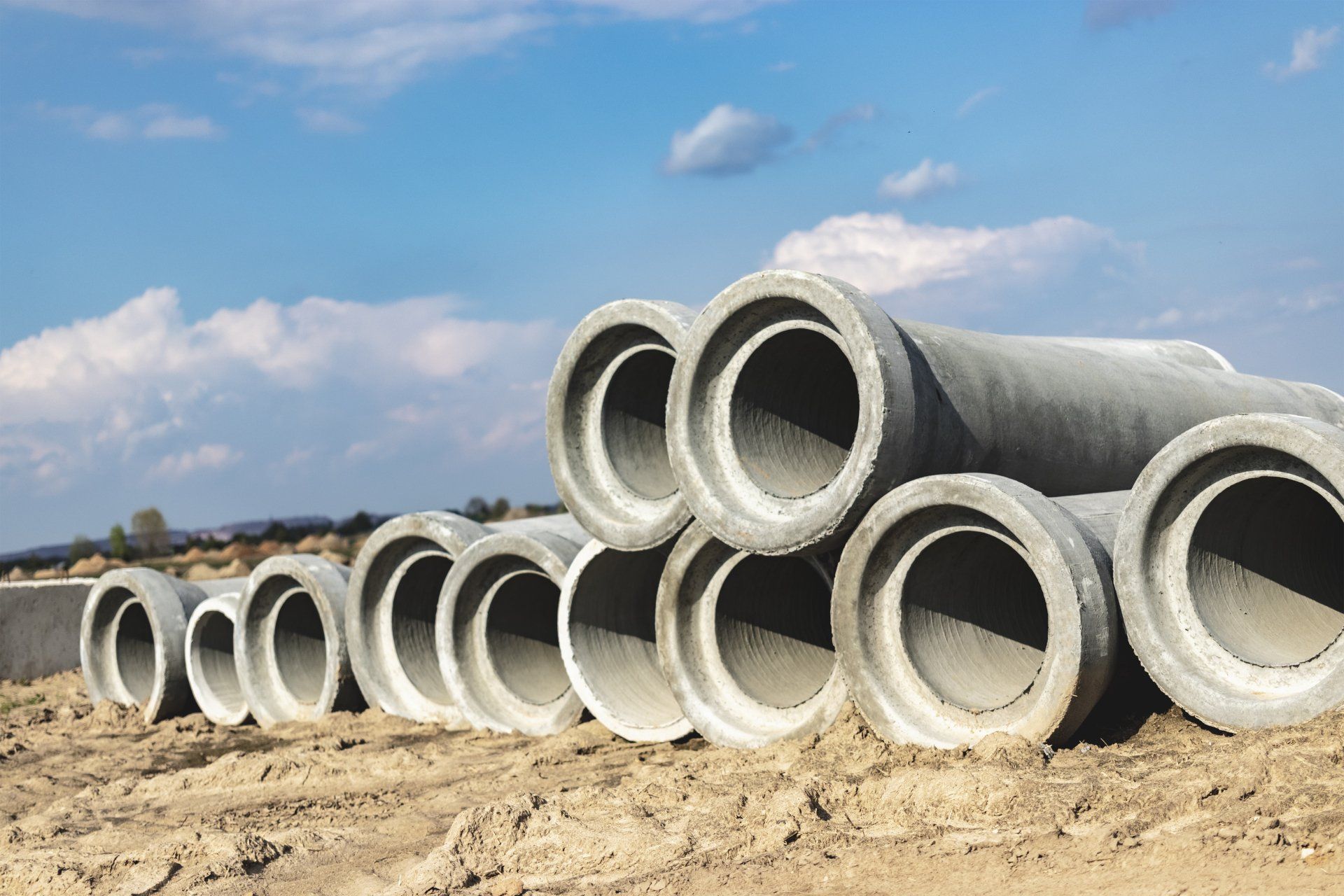Las tuberías de agua para el suministro de agua potable se encuentran en el sitio de construcción preparación para movimientos de tierra para colocar Las tuberías de agua para el suministro de agua potable se encuentran en el sitio de construcción preparación para movimientos de tierra para colocar