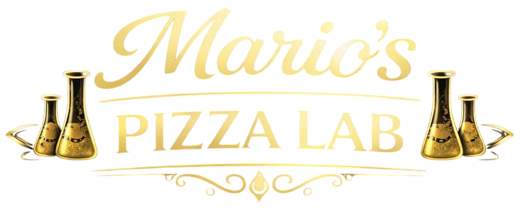 Logo di Mario's Pizza Lab con scritta dorata e dettagli a tema pizza su sfondo bianco.